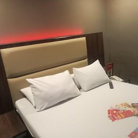 Hotel Sogo Pasay Wood Street Bagian luar foto