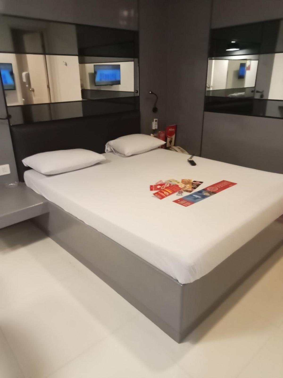 Hotel Sogo Pasay Wood Street Bagian luar foto