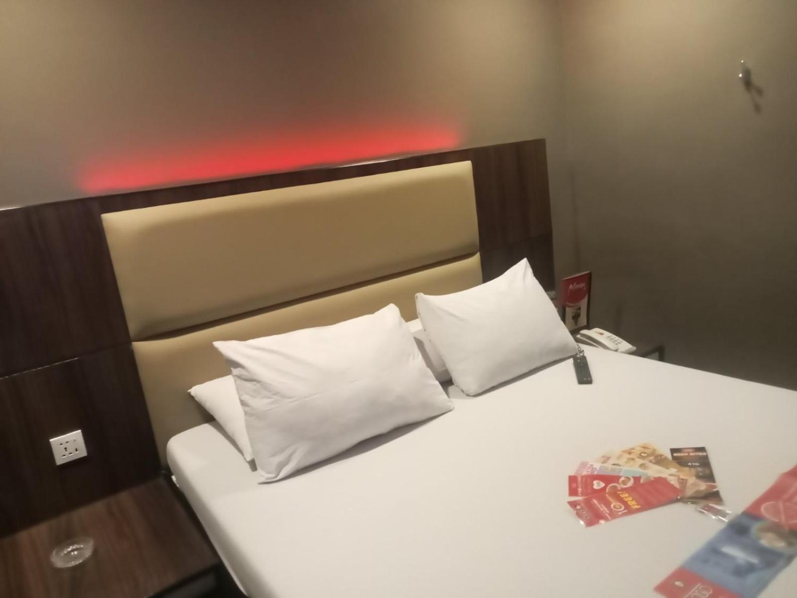Hotel Sogo Pasay Wood Street Bagian luar foto