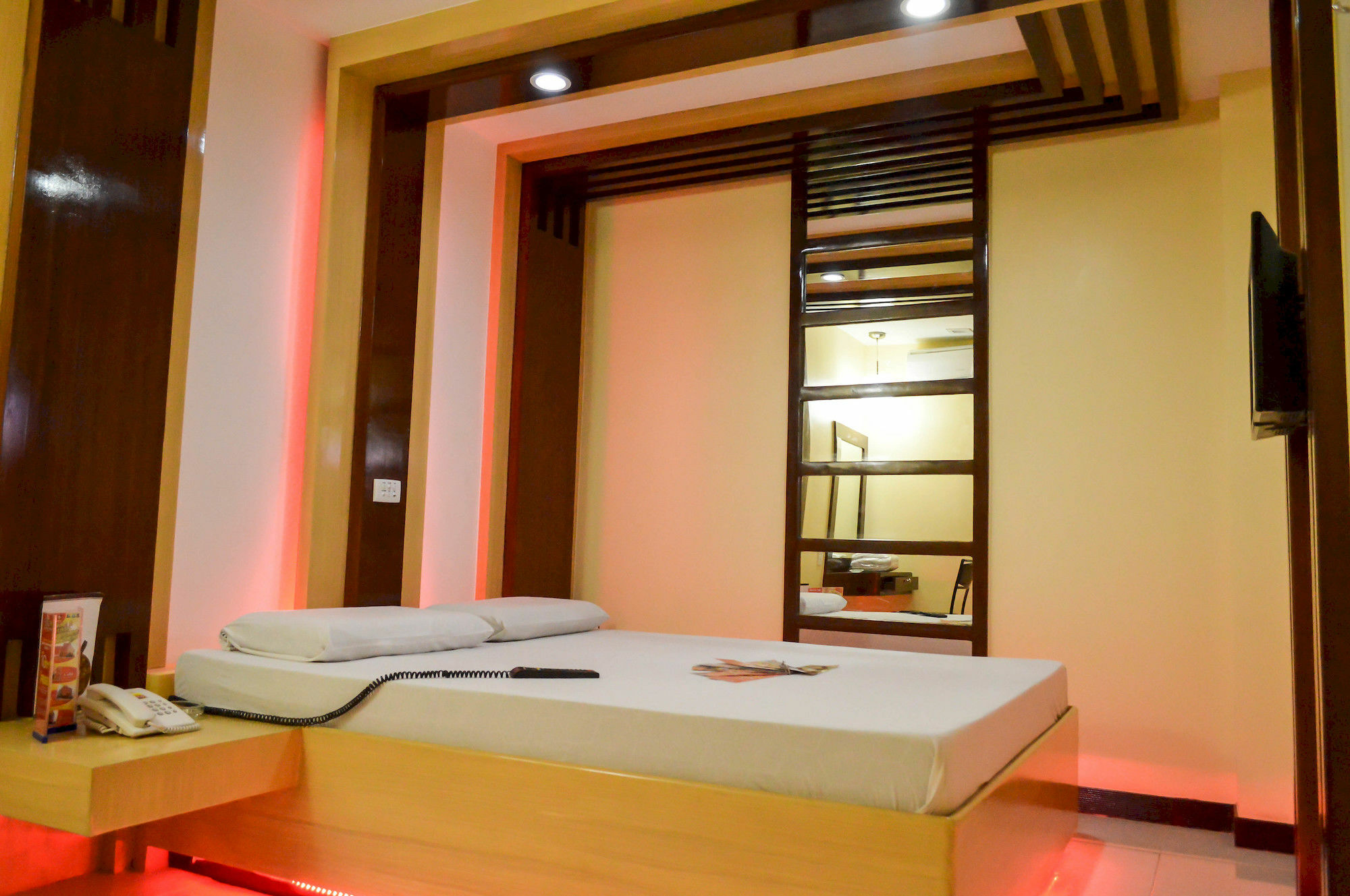 Hotel Sogo Pasay Wood Street Bagian luar foto