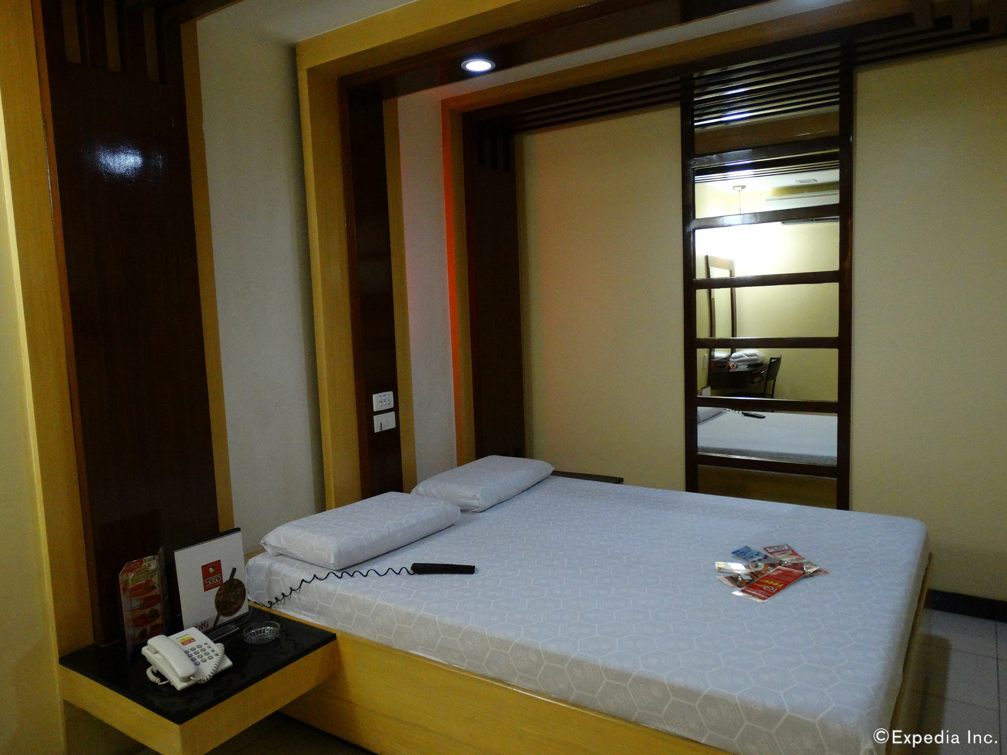 Hotel Sogo Pasay Wood Street Bagian luar foto