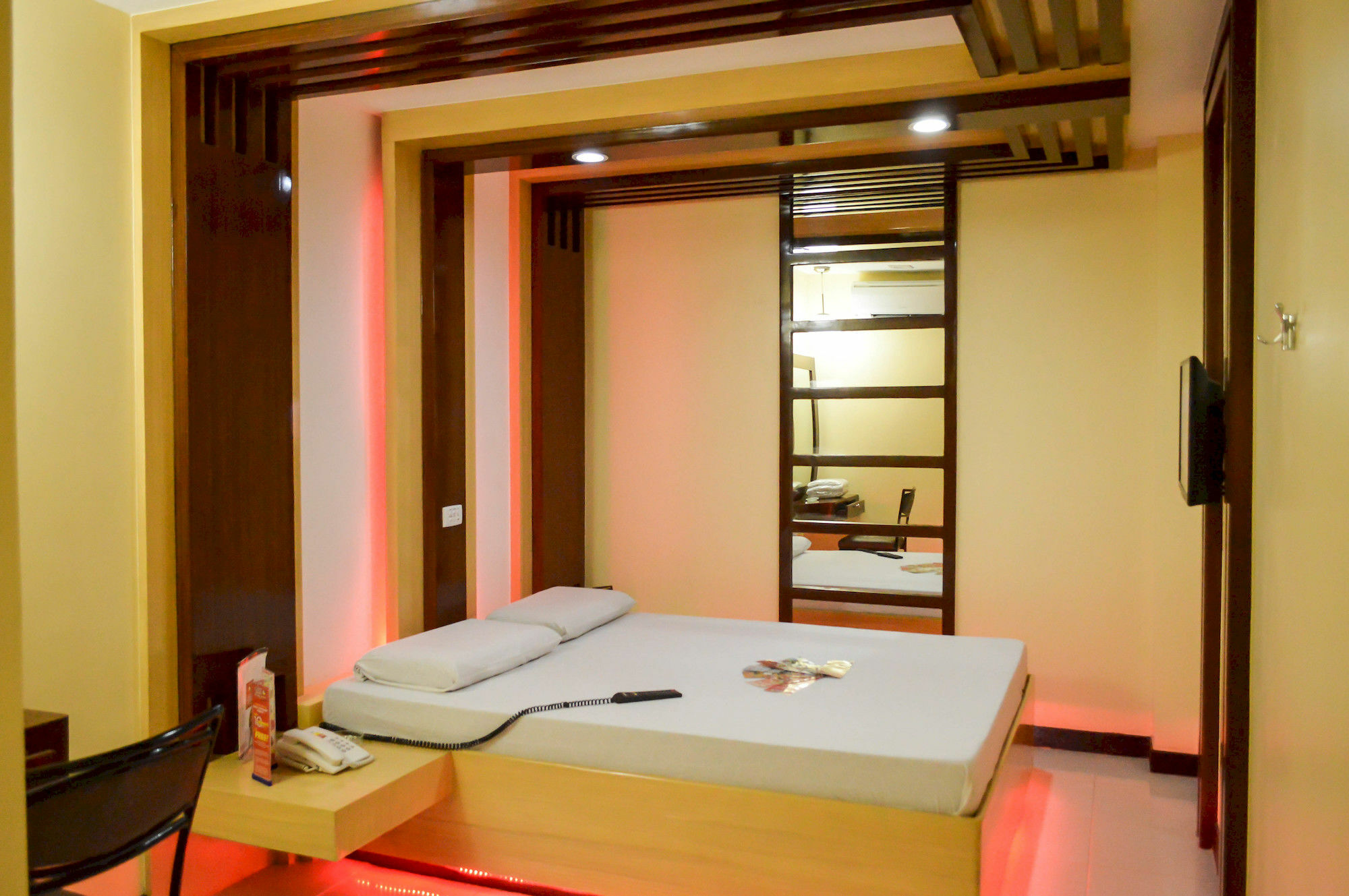Hotel Sogo Pasay Wood Street Bagian luar foto